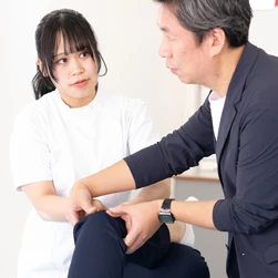 教員から指導を受ける学生